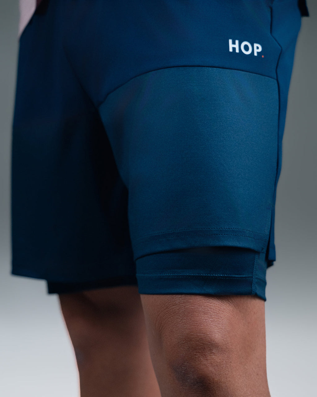Short Padel Navy - léger - microfibre absorbante - poches porte-balles - cuissard de compression HOP.
