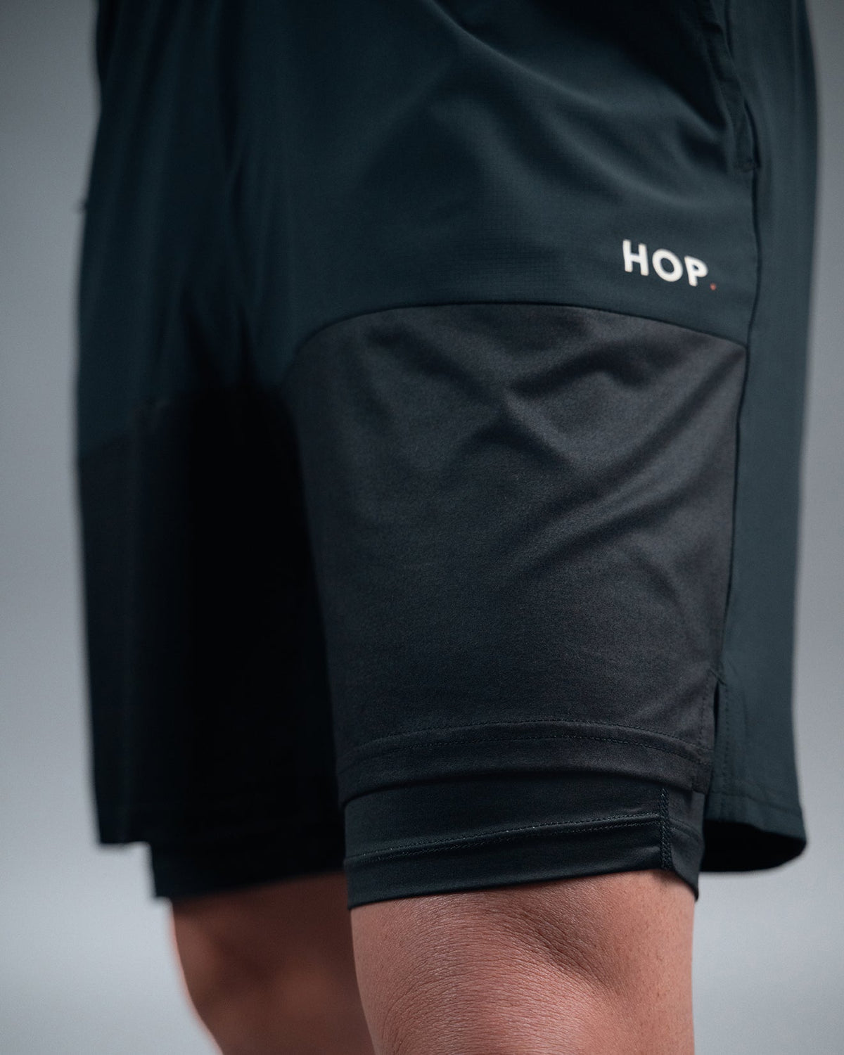Short Padel Blackout - léger - microfibre absorbante - poches porte-balles - cuissard de compression HOP.