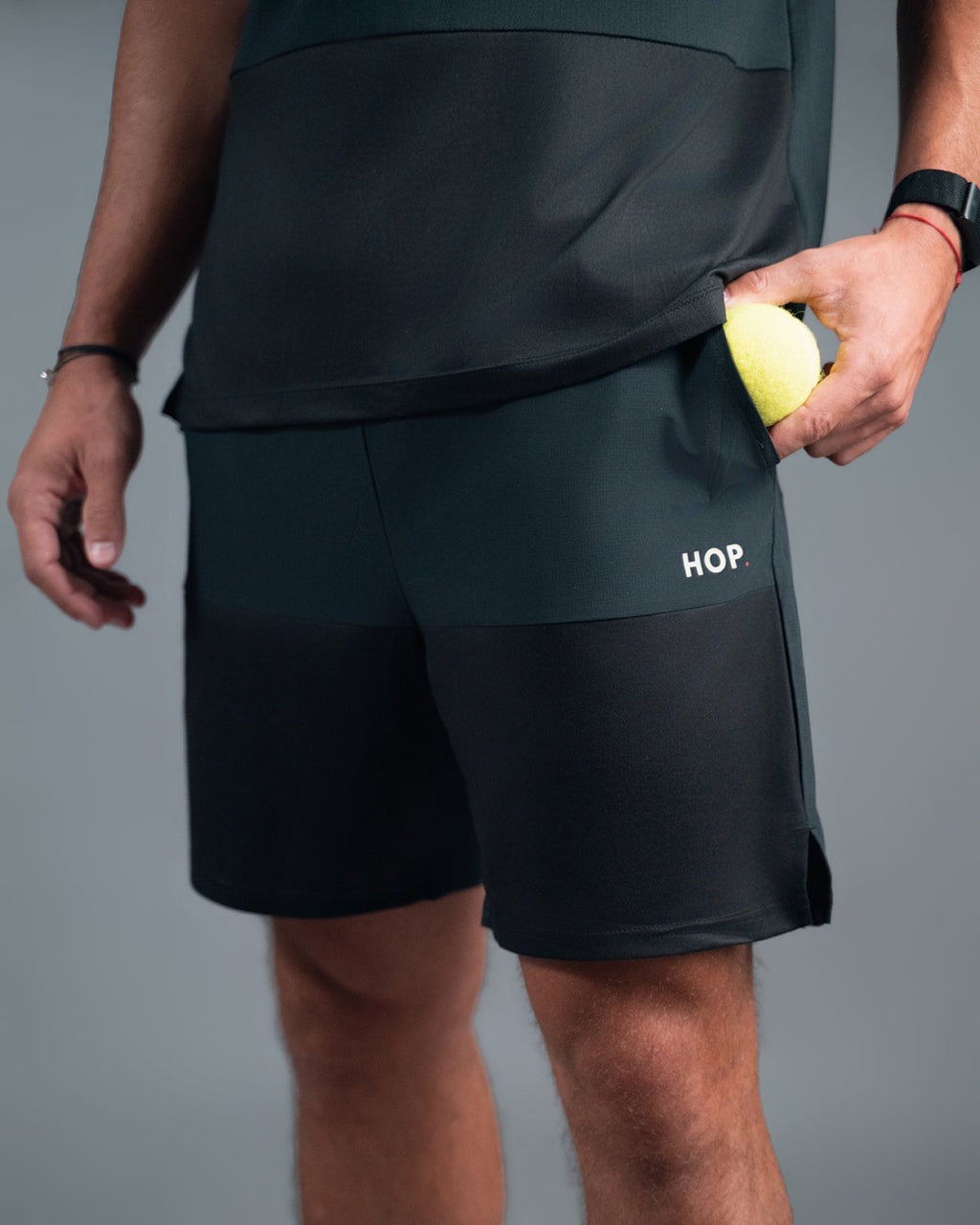 Short Padel Blackout - léger - microfibre absorbante - poches porte-balles - cuissard de compression HOP.