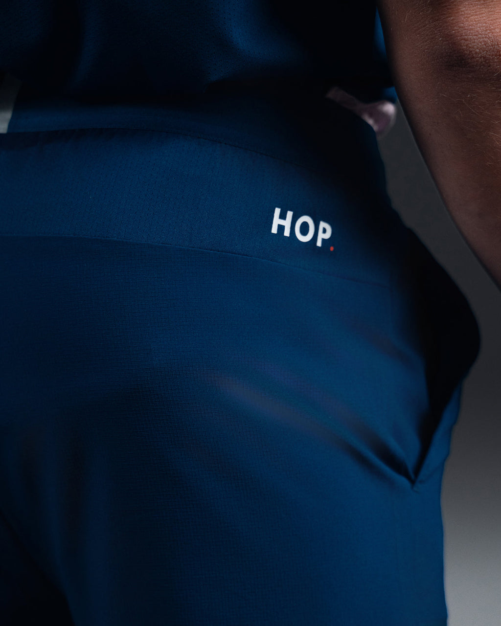 Short Padel Navy - léger - microfibre absorbante - poches porte-balles - cuissard de compression HOP.